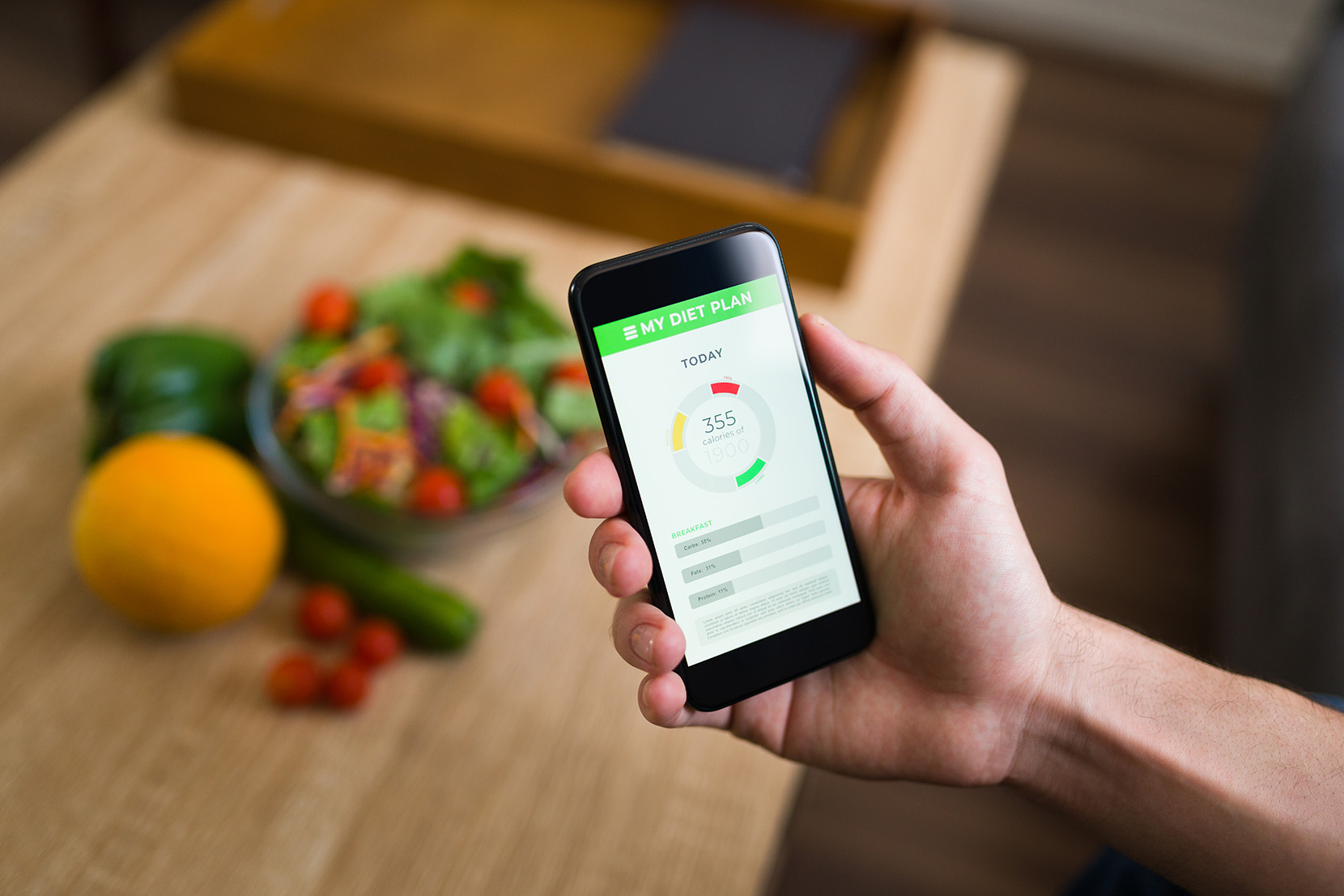zdravá výživa, držanie smartfónu, sledovanie kalórií, jedlo s fitness aplikáciou